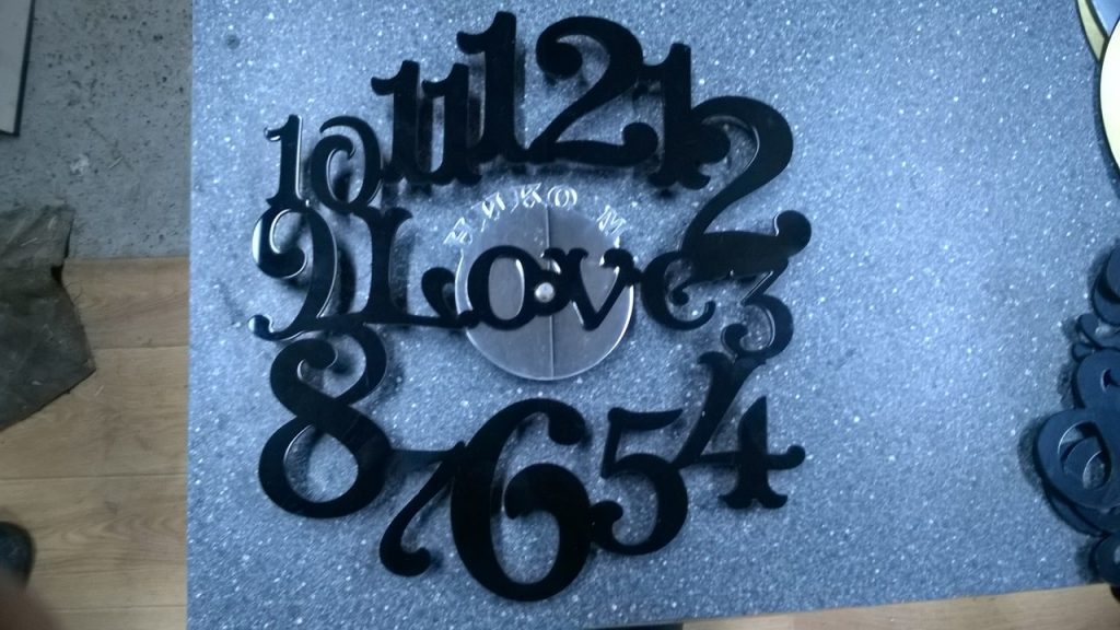 Часы из пластика